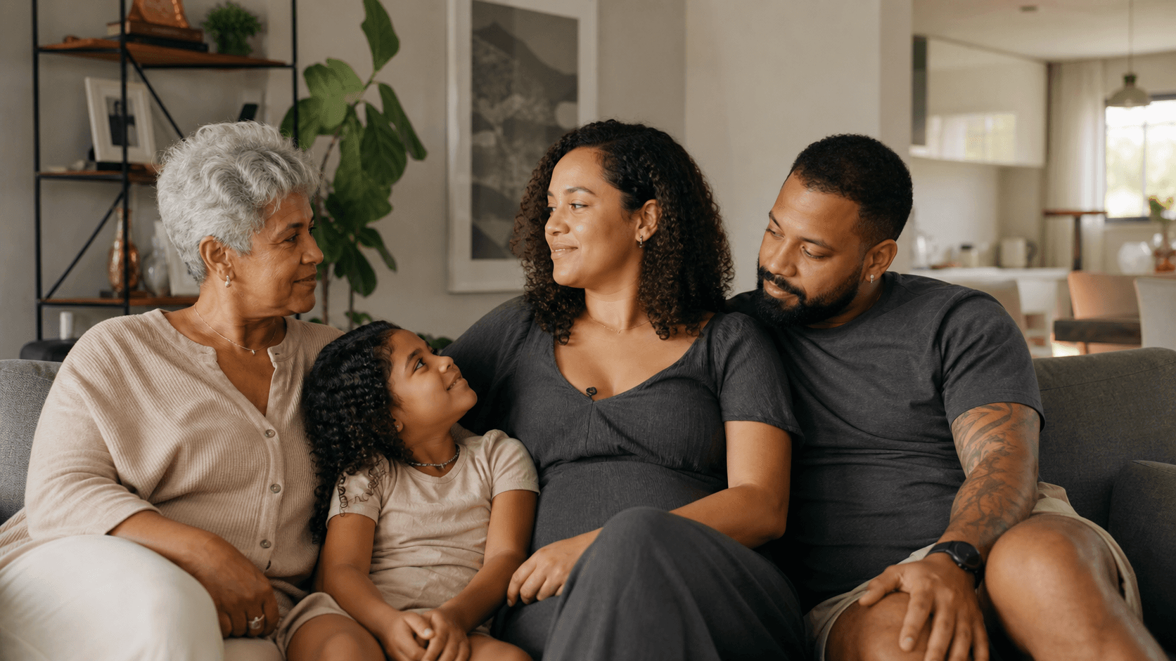 Família de diferentes gerações reunida em casa representando cuidado e continuidade